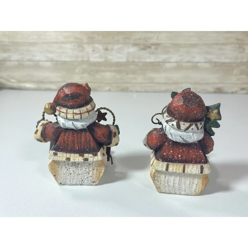 Set Rustic Sitting Wood Santa Figurines Plaid Metal Wire Folk Art Ornament Decor